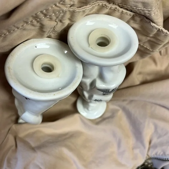 Blue Willow Salt and Pepper Shakers - Picture 6 of 9